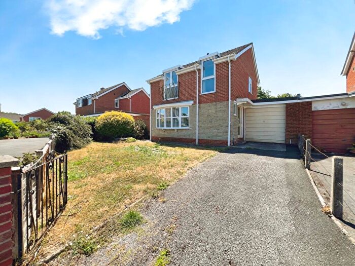 3 Bedroom Link Detached House For Sale In Seeley Crescent, Street, BA16