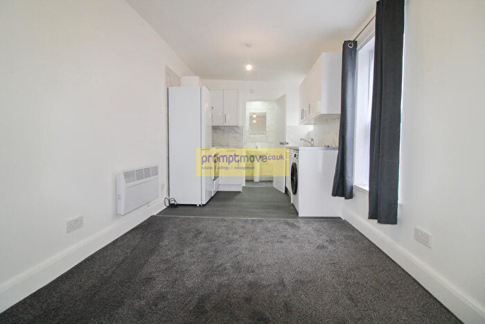 Studio To Rent In Stockwood Crescent Luton, LU1