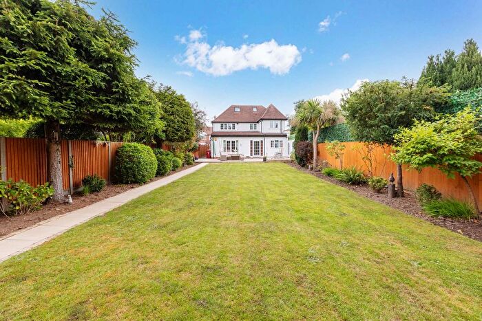 4 Bedroom Detached House For Sale In Lynwood Avenue, Langley, SL3