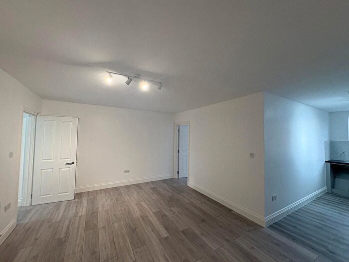 2 Bedroom Flat To Rent In High Street, Waltham Cross, EN8