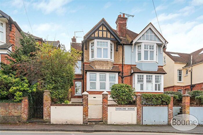 2 Bedroom Flat For Sale In Wodeland Avenue, Guildford, Surrey, GU2