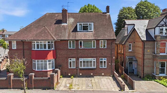 3 Bedroom Flat For Sale In Sylvan Road, Wanstead, E11