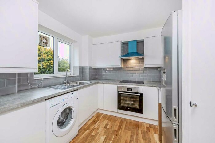 2 Bedroom Flat To Rent In Cambridge Gardens, London, N10