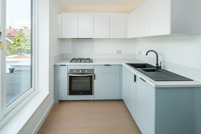 2 Bedroom Flat To Rent In High Road Leytonstone, London, E11