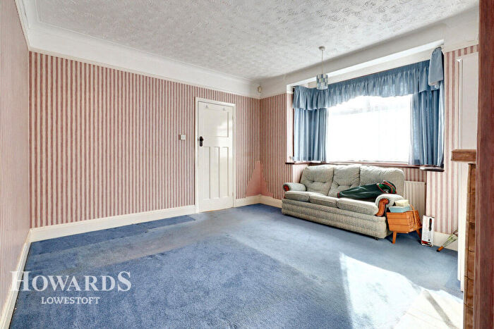 2 Bedroom Detached Bungalow For Sale In Gorleston Road, Lowestoft, NR32