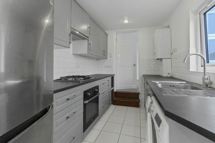 3 Bedroom Semi-Detached House To Rent In Ludlow Rd, Guildford, GU2