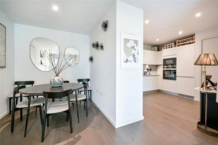 2 Bedroom Apartment For Sale In York Way, London, N7
