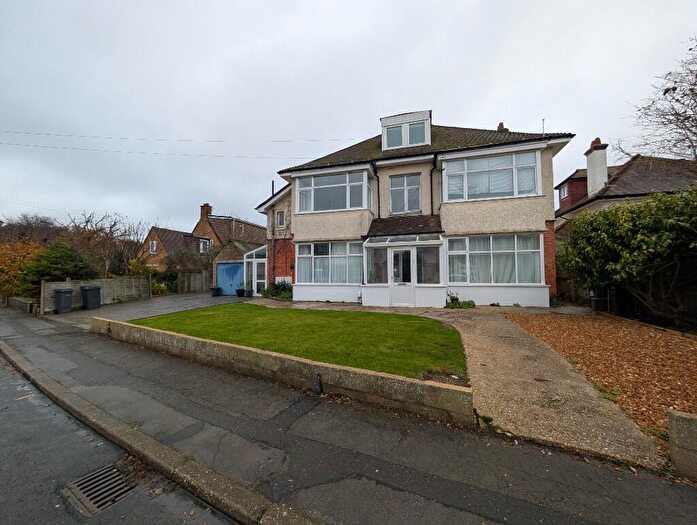 3 Bedroom Flat To Rent In Foxholes Road, Bournemouth, Dorset, BH6