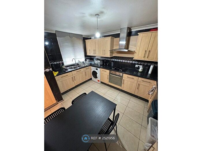 4 Bedroom Maisonette To Rent In Layard Square, London, SE16