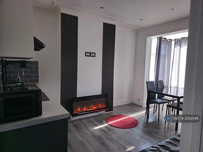 2 Bedroom Flat To Rent In Fairfax Drive, Westcliff-On-Sea, SS0