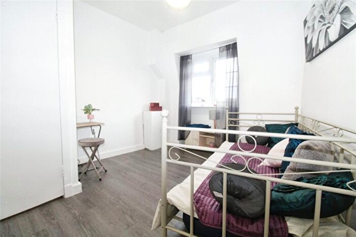 2 Bedroom Flat For Sale In Wide Lane, Southampton, Hampshire, SO18