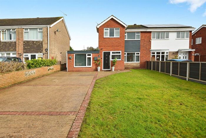 3 Bedroom Semi Detached House For Sale In Waddington Drive, Scunthorpe, DN17