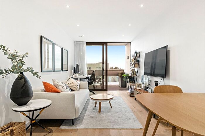 2 Bedroom Flat For Sale In Balham High Road, London, SW17