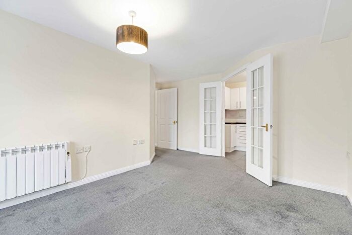 2 Bedroom Flat For Sale In Newcombe Gardens, Hounslow, TW4