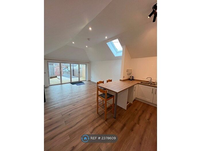 2 Bedroom Bungalow To Rent In Kitwell Street, Uffculme, Cullompton, EX15