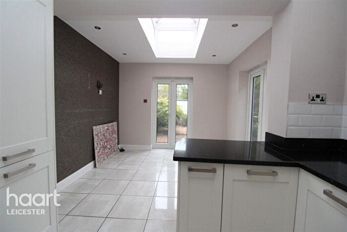 5 Bedroom Semi-Detached House To Rent In Sunnycroft Road, Leicester, LE3