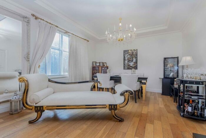 4 Bedroom Flat To Rent In Putney Hill, London, SW15