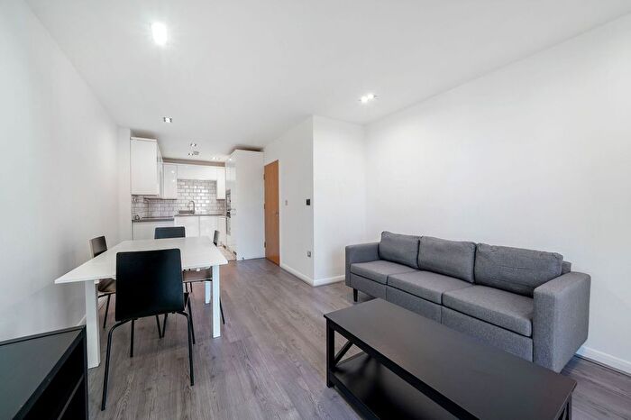 2 Bedroom Flat To Rent In Limeharbour, London, E14