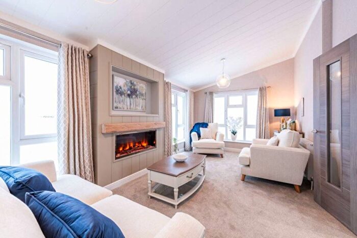 2 Bedroom Mobile/park Home For Sale In Cliff Lane, Marston, Grantham, NG32