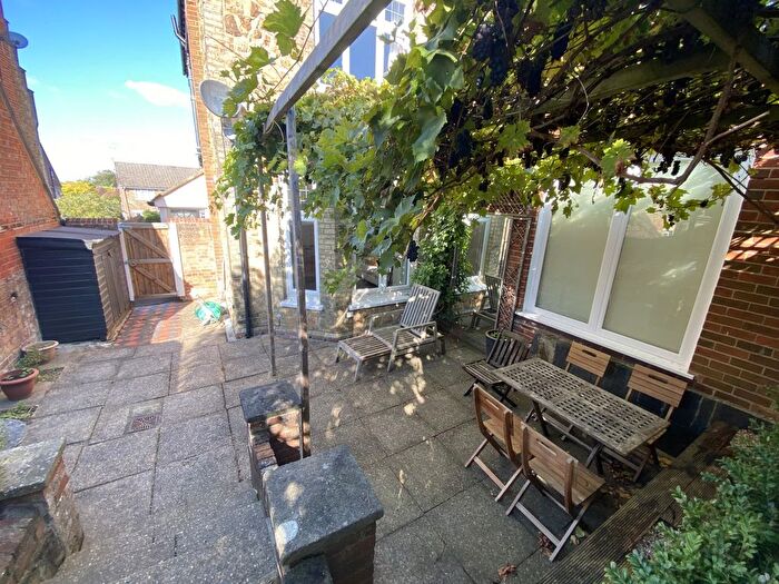 1 Bedroom Flat To Rent In Epsom Road, Holy Trinity, GU1