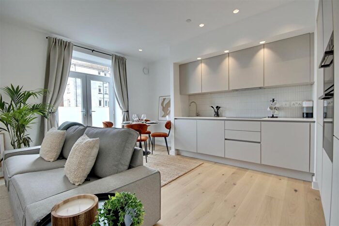 1 Bedroom Flat For Sale In St. Helens Parade, Southsea, PO4