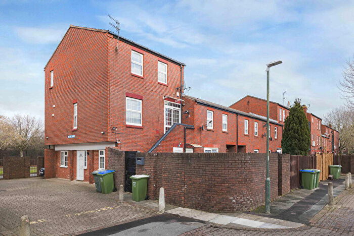 3 Bedroom Town House For Sale In Leatherbottle Green, Erith, DA18