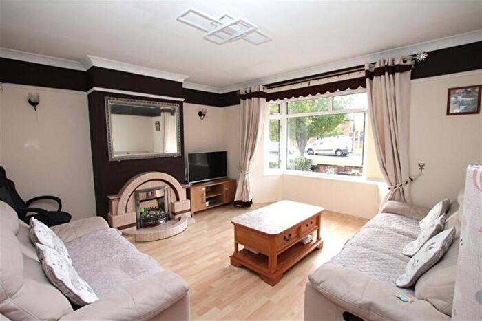 3 Bedroom Semi Detached House To Rent In Legard Drive, HU10