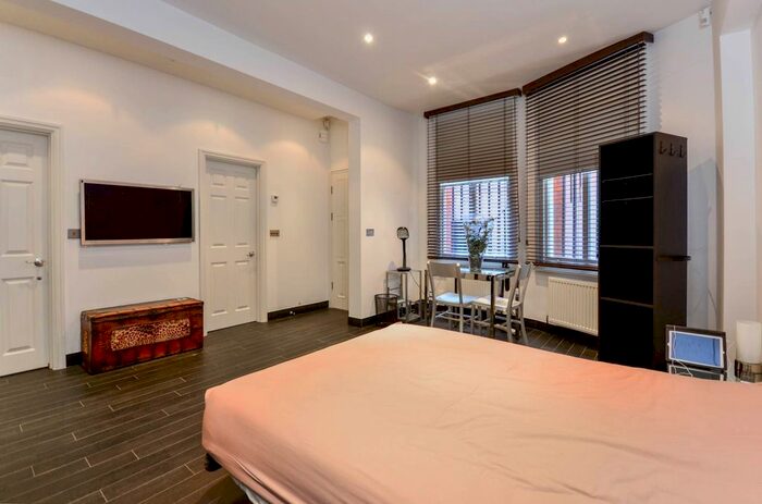 Studio To Rent In Kensington Court, Kensington, London, W8