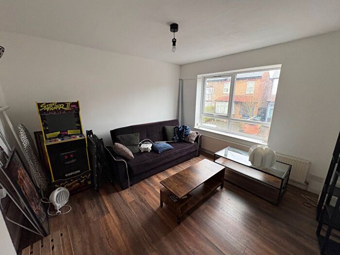 2 Bedroom Flat To Rent In King Street, Finchley, N2