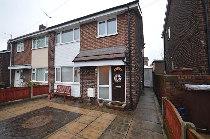 3 Bedroom Semi Detached House For Sale In Thornhill Road, Castleford, WF10
