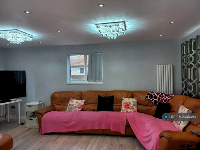 3 Bedroom Detached House To Rent In Burnham Lane, Slough, SL1