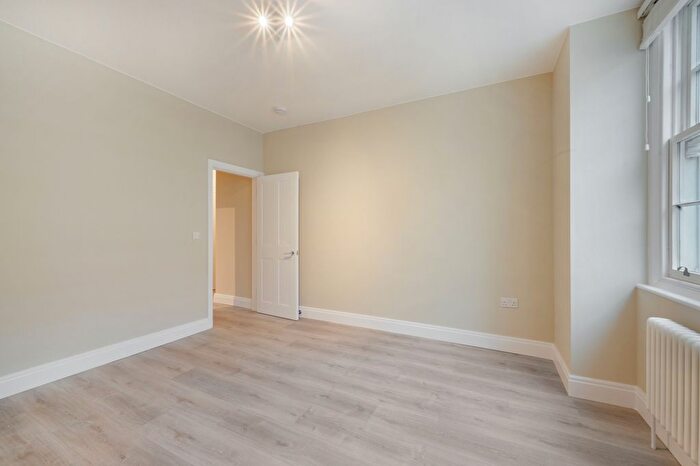 3 Bedroom Flat To Rent In Mitre Road, London, SE1