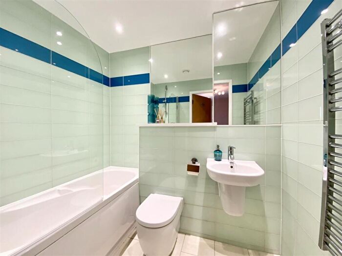 2 Bedroom Apartment To Rent In Quayside, Cardiff Bay, CF10