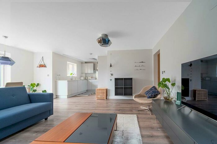 2 Bedroom Flat To Rent In Carroll Place, Guildford, GU2