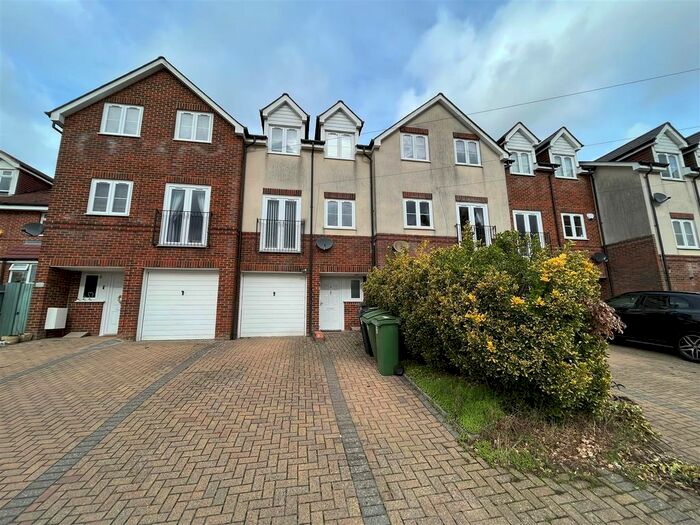 4 Bedroom Property To Rent In Elmstone Lane, Maidstone, Kent, ME16