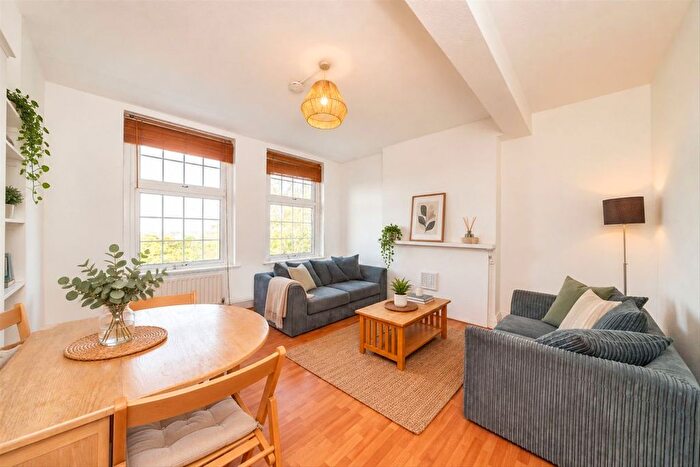 3 Bedroom Flat For Sale In Streatham Hill, Streatham Hill, SW2