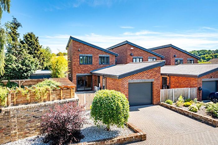 4 Bedroom Detached House For Sale In Harvey Drive, Dagnall, Hertfordshire, HP4