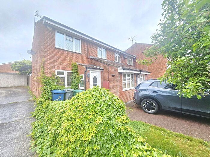 4 Bedroom Semi-Detached House For Sale In Poplar Grove, London, N11