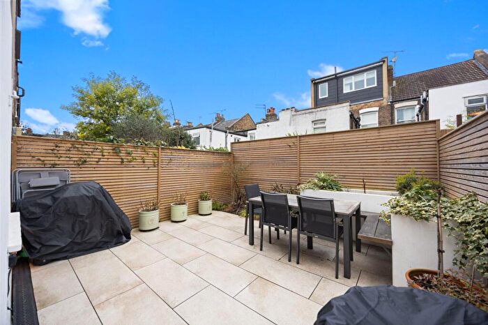 2 Bedroom Apartment For Sale In Ravensworth Road, Kensal Green, NW10