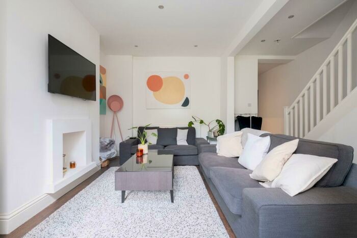 3 Bedroom Flat To Rent In Mildmay Road London, N1