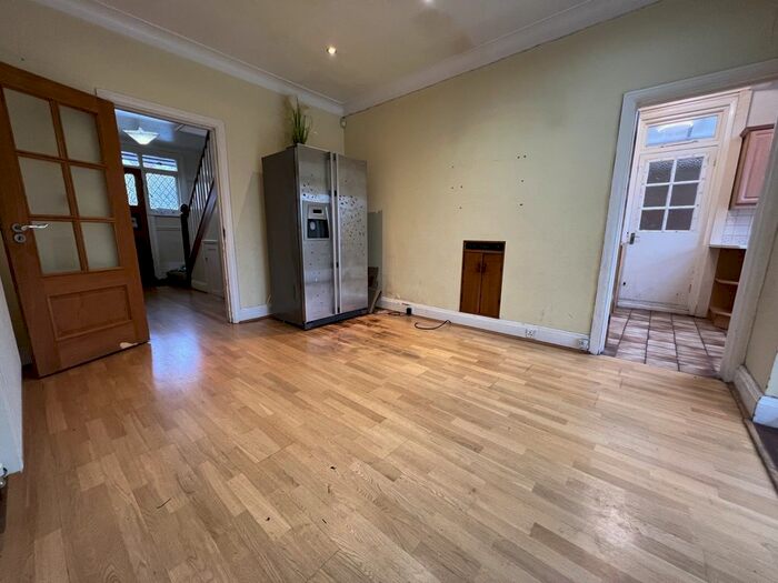 4 Bedroom Semi-Detached House To Rent In Melbury Avenue, Southall, Middlesex, UB2