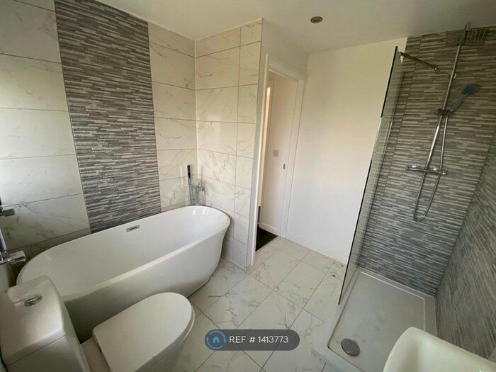 4 Bedroom Semi-Detached House To Rent In Birley Spa Lane, Sheffield, S12