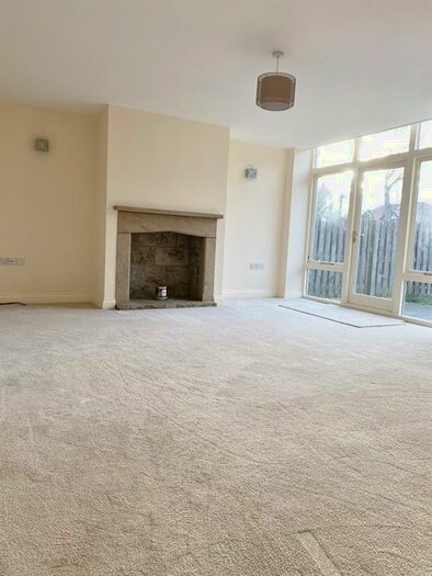 6 Bedroom Semi-Detached House To Rent In Pear Tree Close, Hipperholme, Halifax, HX3
