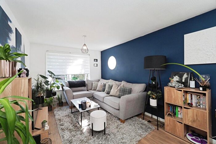 2 Bedroom Flat For Sale In Tonnelier Road, Nottingham, Nottinghamshire, NG7