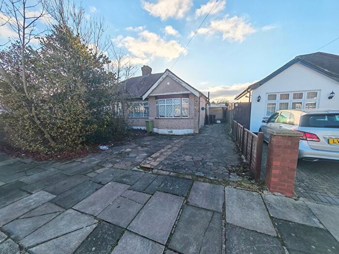 3 Bedroom Semi Detached Bungalow For Sale In Islip Gardens, Northolt, UB5