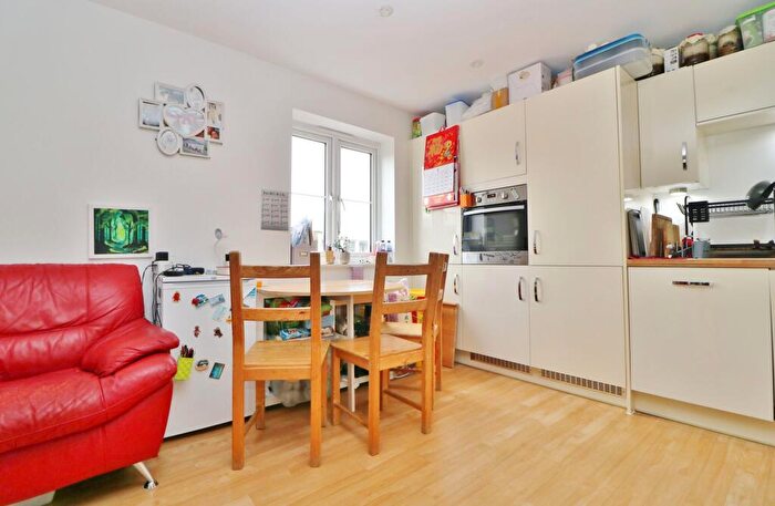 2 Bedroom Flat For Sale In Shafford Meadows, Hedge End, SO30