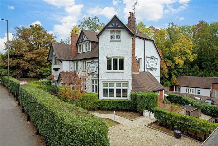 2 Bedroom Flat For Sale In London Road North, Merstham, Redhill, Surrey, RH1