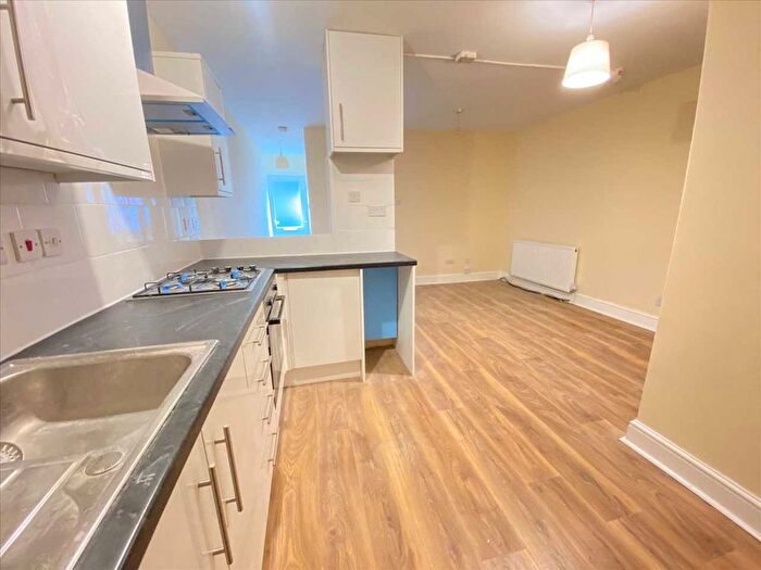 3 Bedroom Flat To Rent In Junction Road, Ealing, W5