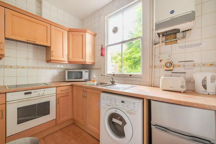 2 Bedroom Flat To Rent In Cambridge Gardens, Portobello, London, W10