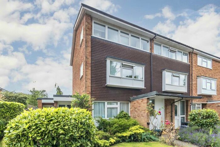 2 Bedroom Flat To Rent In Linkway, Ham, Richmond, TW10